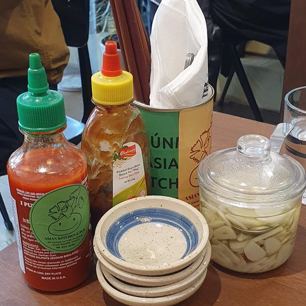 테이블에-세팅된-소스들