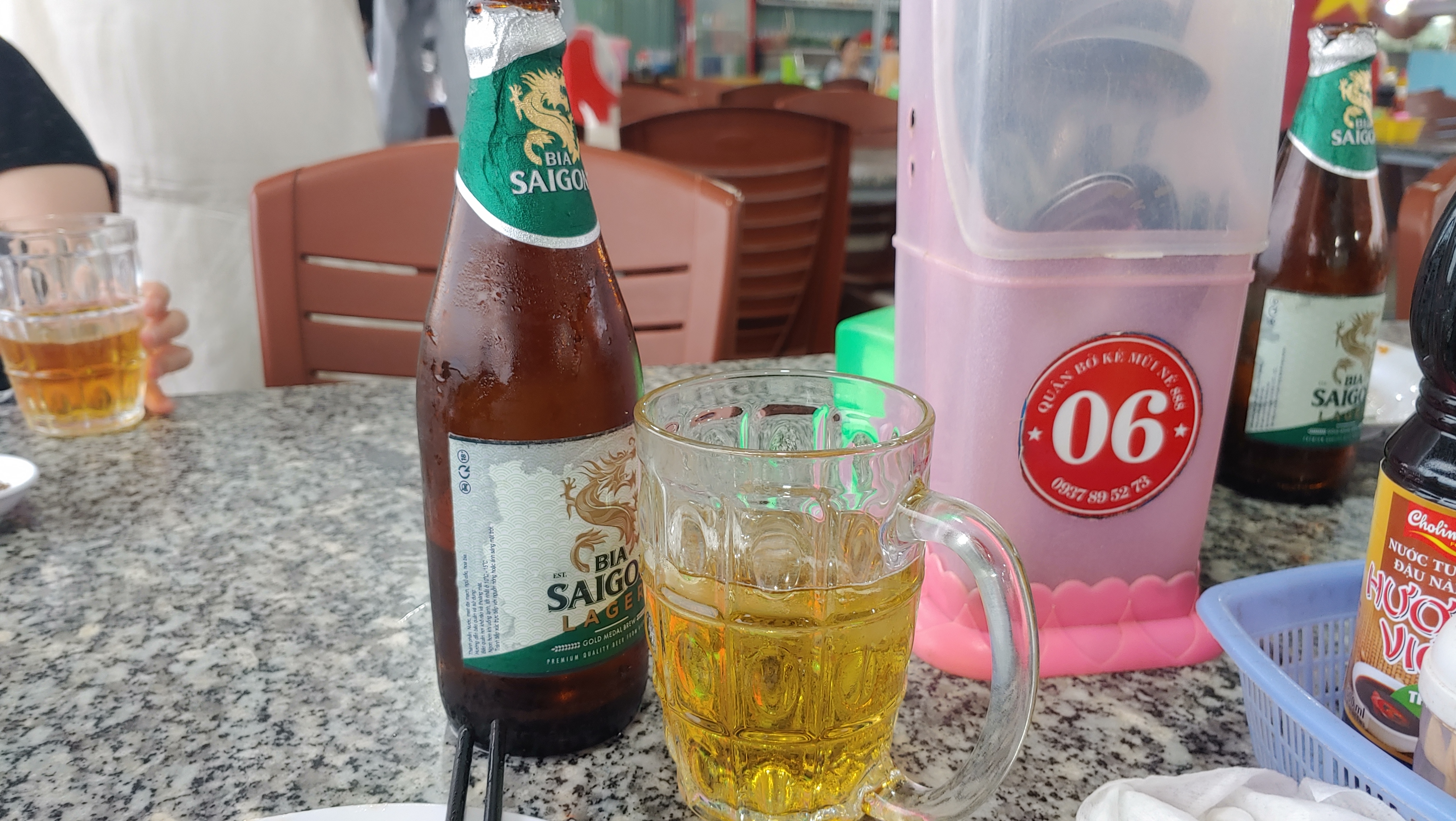 사이공 맥주와 컵에 따라진 맥주