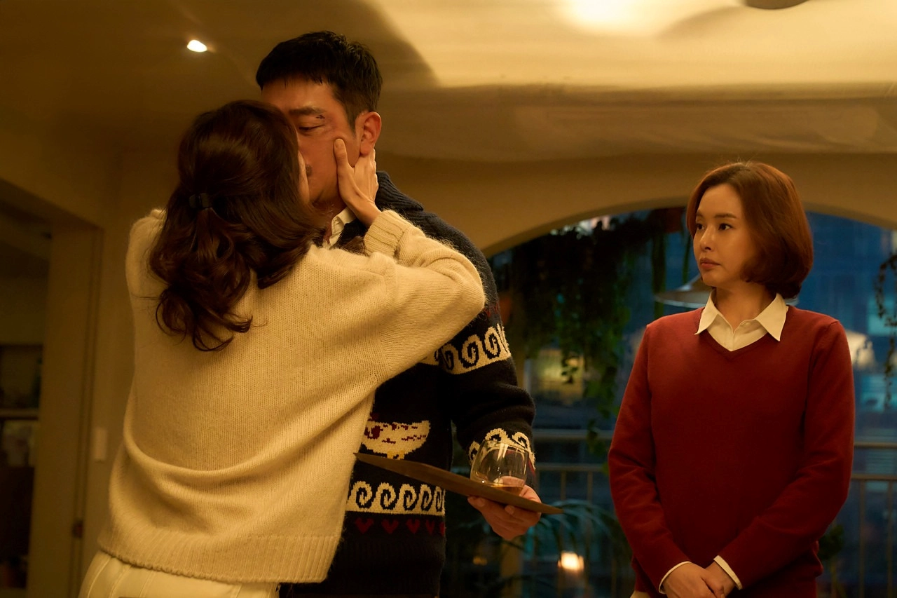 영화 윗집 사람들 장면