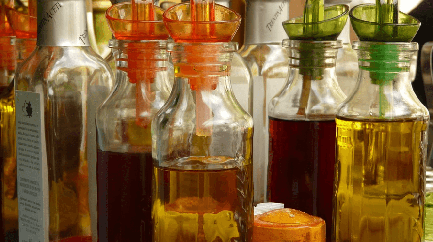 여러 개의 식초 병이 놓여 있다