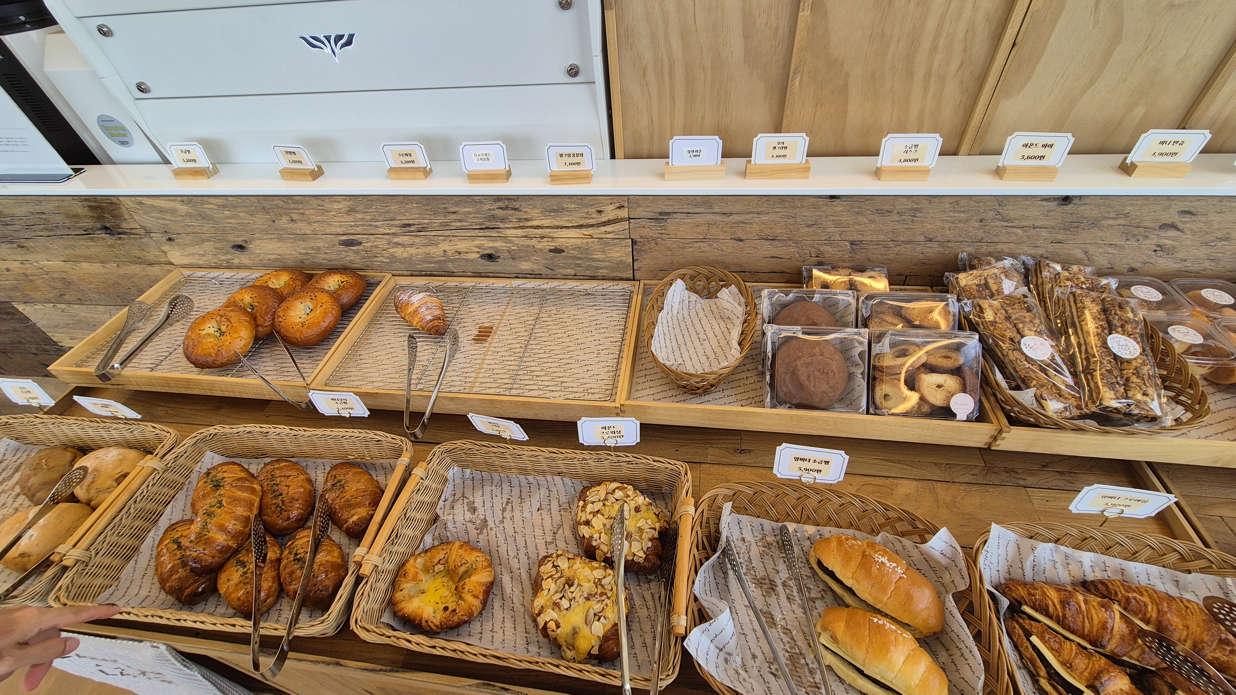 충주 수제 디저트 카페의 다양한 베이커리와 쿠키가 진열된 쇼케이스 모습