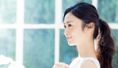 웃고 있는 여성