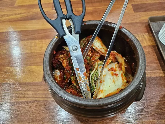 테이블 항아리 김치