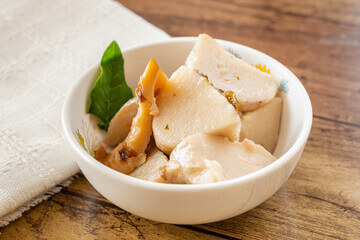 토란 효능과 토란보관법을 알아봤습니다. 토란은 열대 아시아가 원산지인 미역과에 속하는 다년생 식물로 현재는 전 세계적으로 분포하며 약간 습기가 많은 곳에서 잘 자랍니다