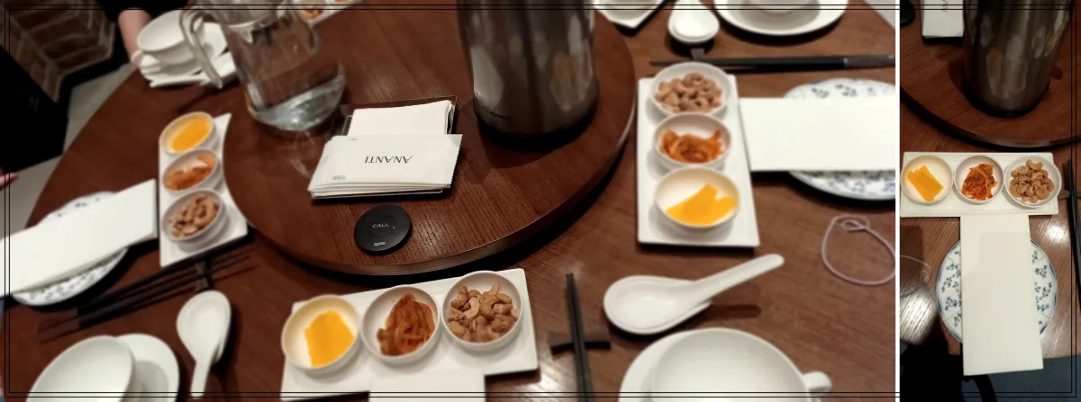 빌라쥬드-아난티-루-세팅-식탁은-중국-특유의-돌아가는-테이블-5명의-세팅이-되어-있음-단무지-오이지같은것-땅콩-그릇과-숟가락