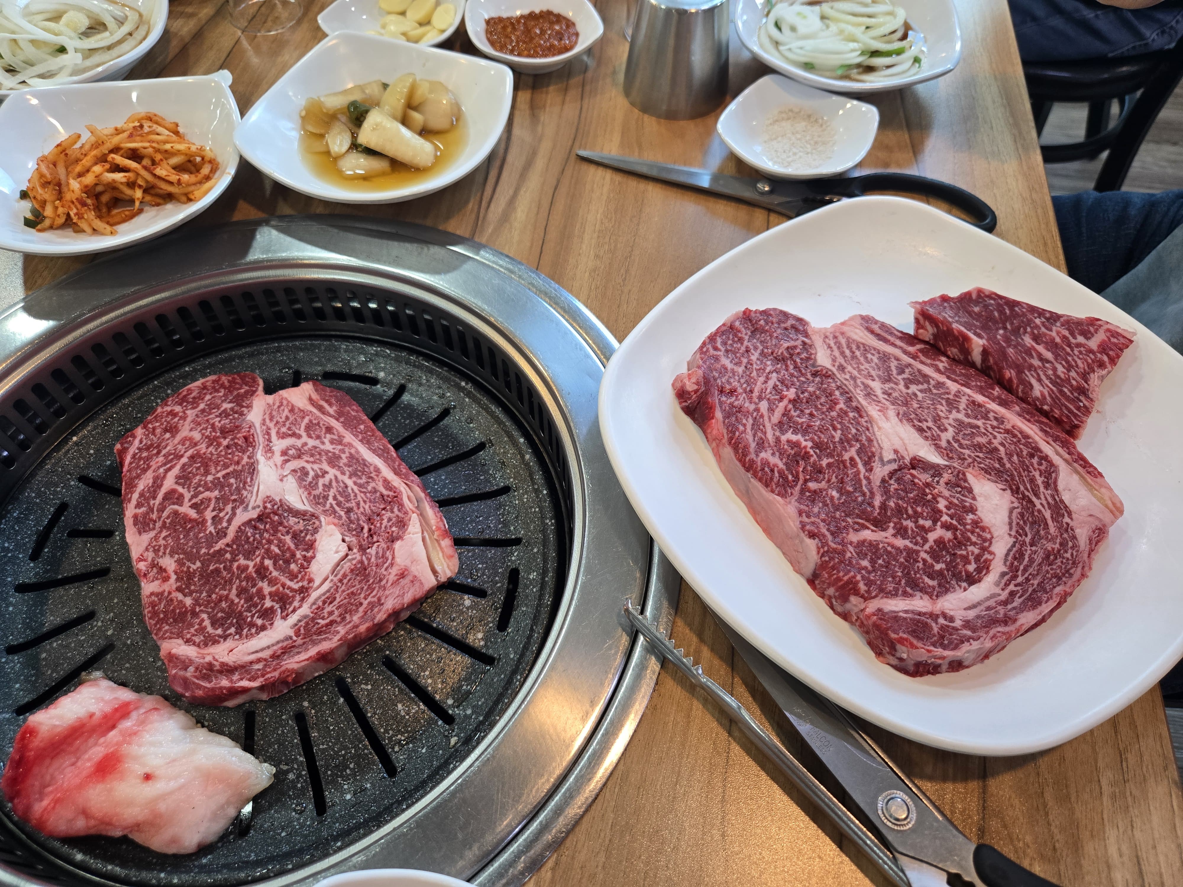  눈으로 먼저 맛본 한우&amp;#44; 불판 위에 올리기 전부터 먹음직스러웠던 등심.