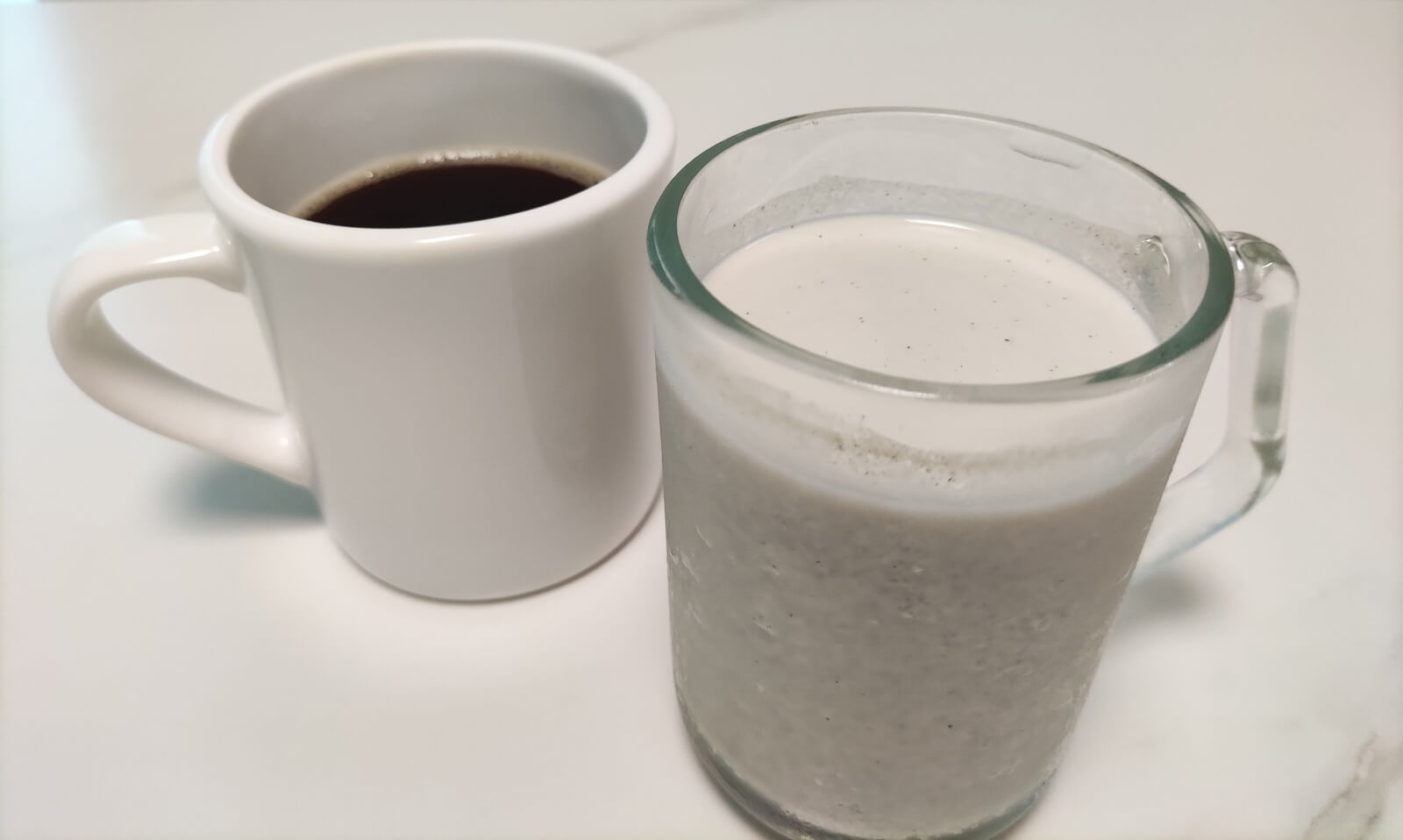 디카페인 커피와 곡물라떼, 중년에게 부담 없는 카페인 없는 음료