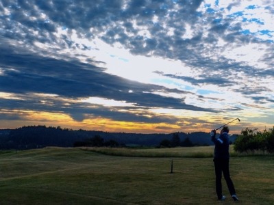 골프장에서-스윙하는-사람