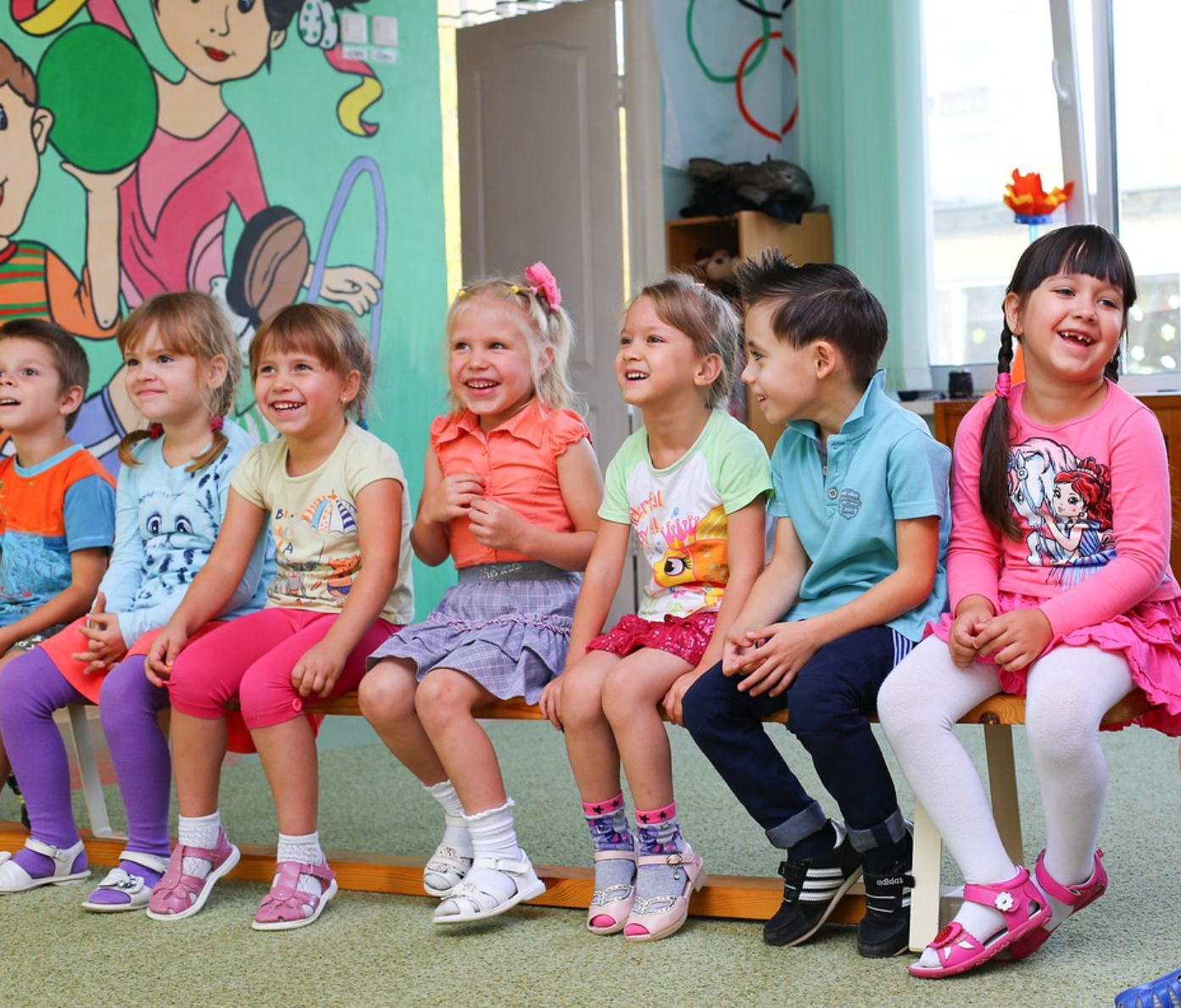 의자에 앉아 있는 아이들 사진