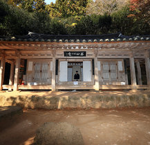 다산초당 정면 모습(초당안에 정약용 선생의 초상화가 있음)