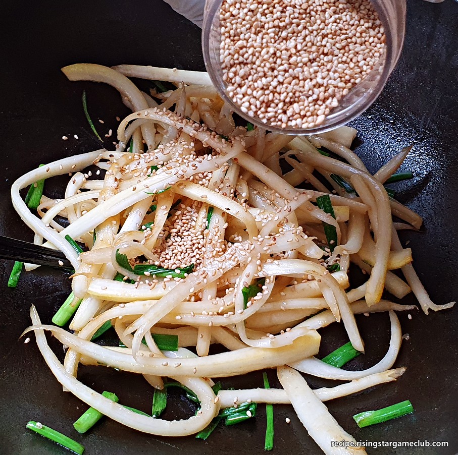 도라지나물에 통깨를 솔솔 뿌리는 사진