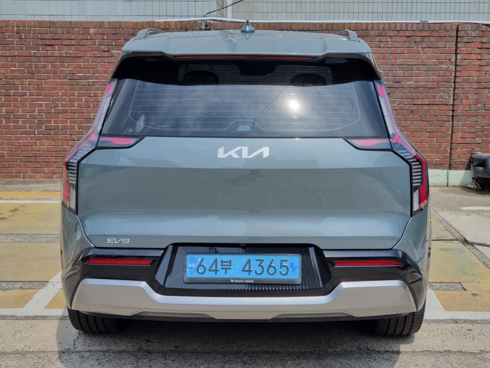 EV9 뒷모습입니다.