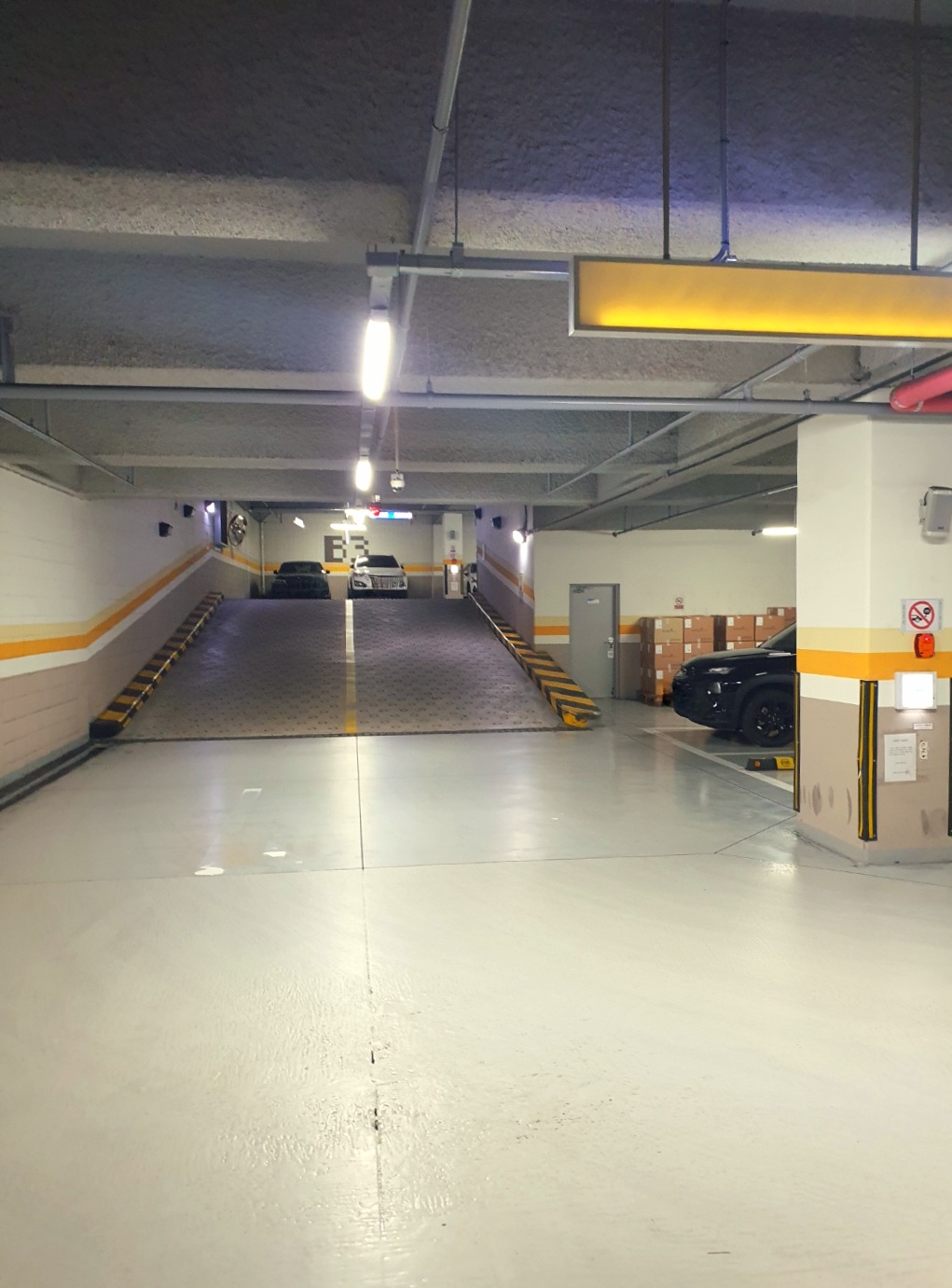 주차장-내부-사진입니다.