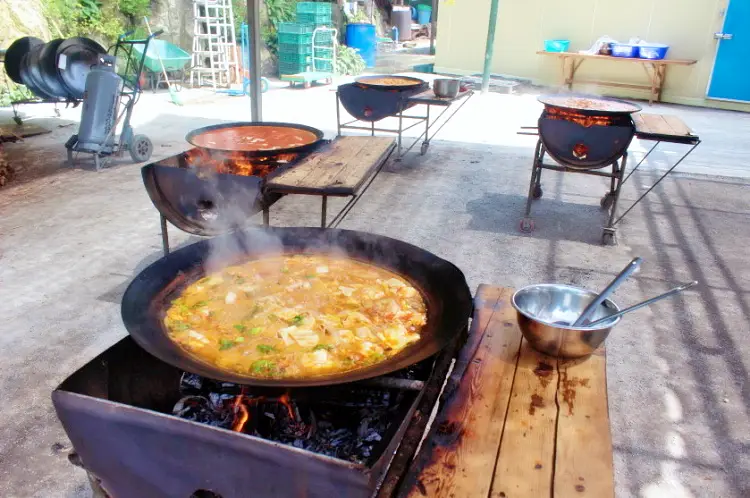 참나무 장작불의 거대한 불꽃으로 끓여낸 가마솥 솥뚜껑 닭볶음탕 가평 이영자 맛집 식당 방송 업체 가게 정보