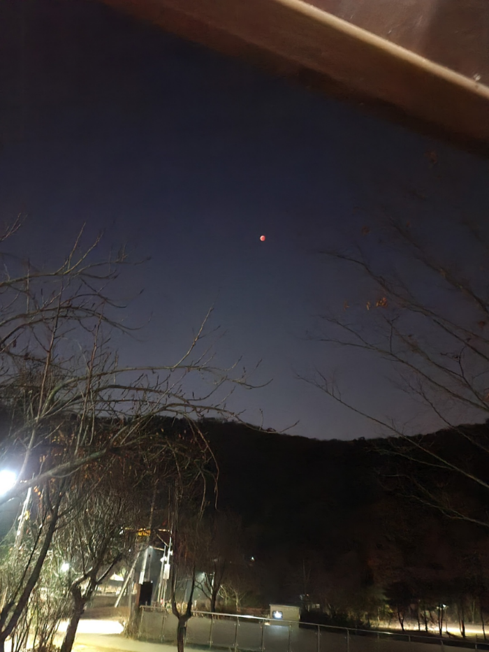 산 위에 뜬 개기월식 달