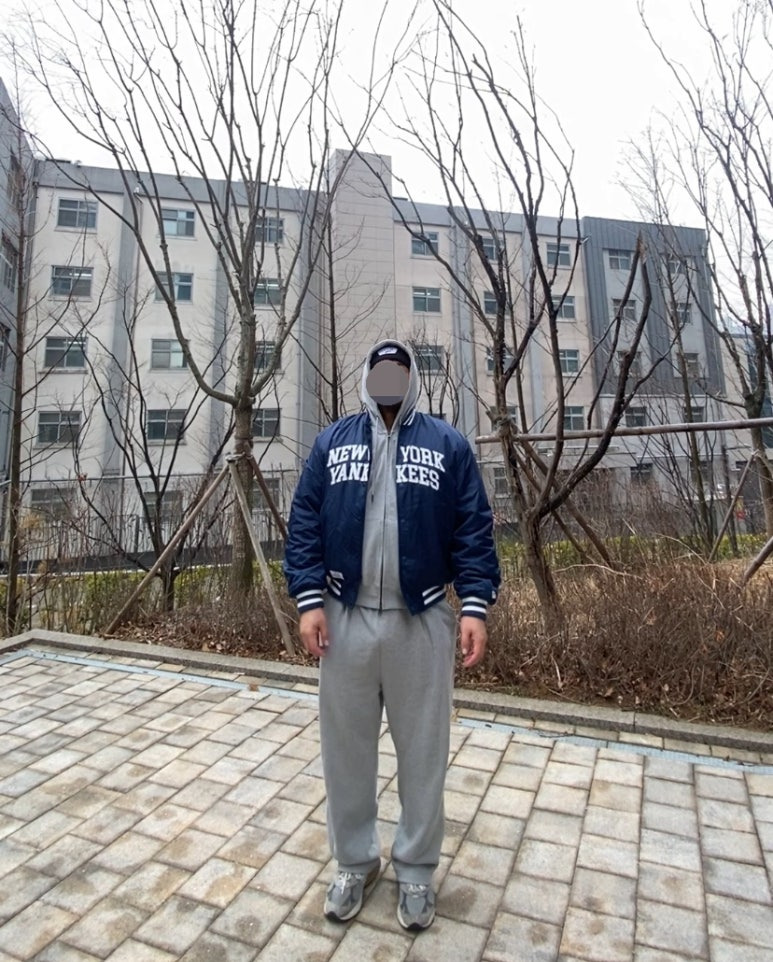 데일리룩('26.1.15.)반스 VANS 밀포드 비니, 뉴에라 MLB 뉴욕양키스 스타디움재킷 야구점퍼, 토피 그레이 후드티 집업, 토피 그레이 와이드 팬츠, 뉴발란스 993 그레이