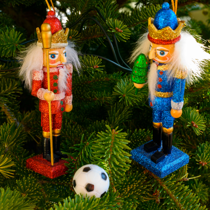 축구공을 사이에 둔 장난감 병정