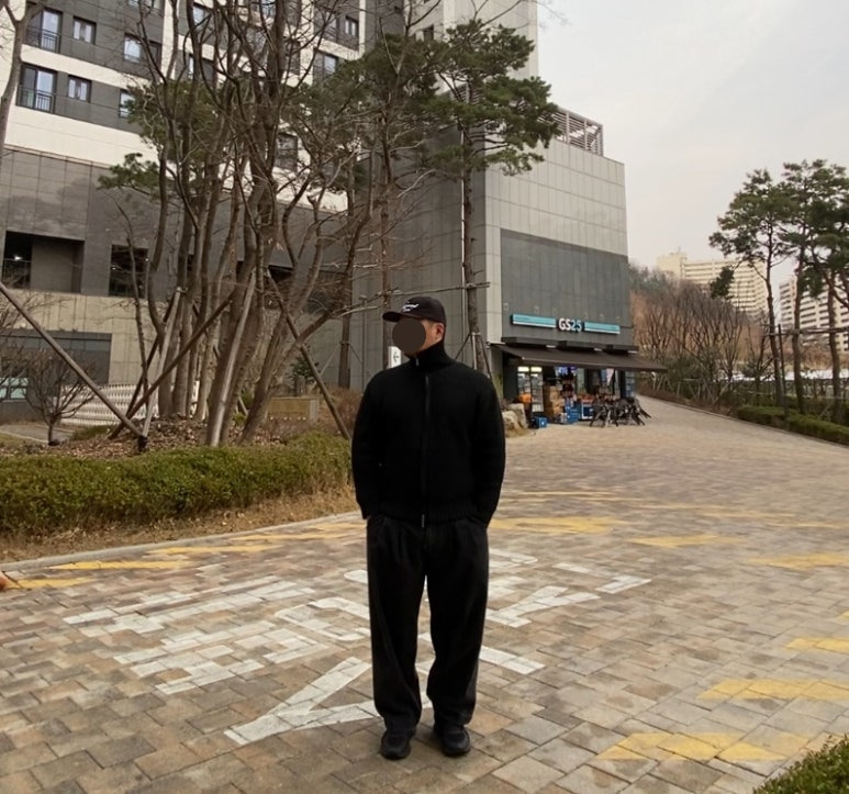 데일리룩('26.3.20.)에페 EEFE 빈티지 할리우드 스타 볼캡, 르마드 에어울 하이넥 사선 집업 니트 블랙 카디건, 무신사스탠다드 와이드 벌룬 팬츠, 아식스 조그 100 블랙