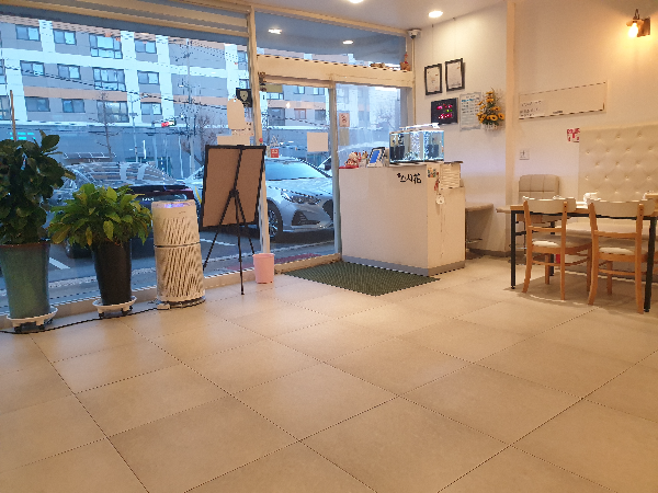 중앙에 테이블이 없어 굉장히 여유롭다 아니 휑하기 까지 하다.