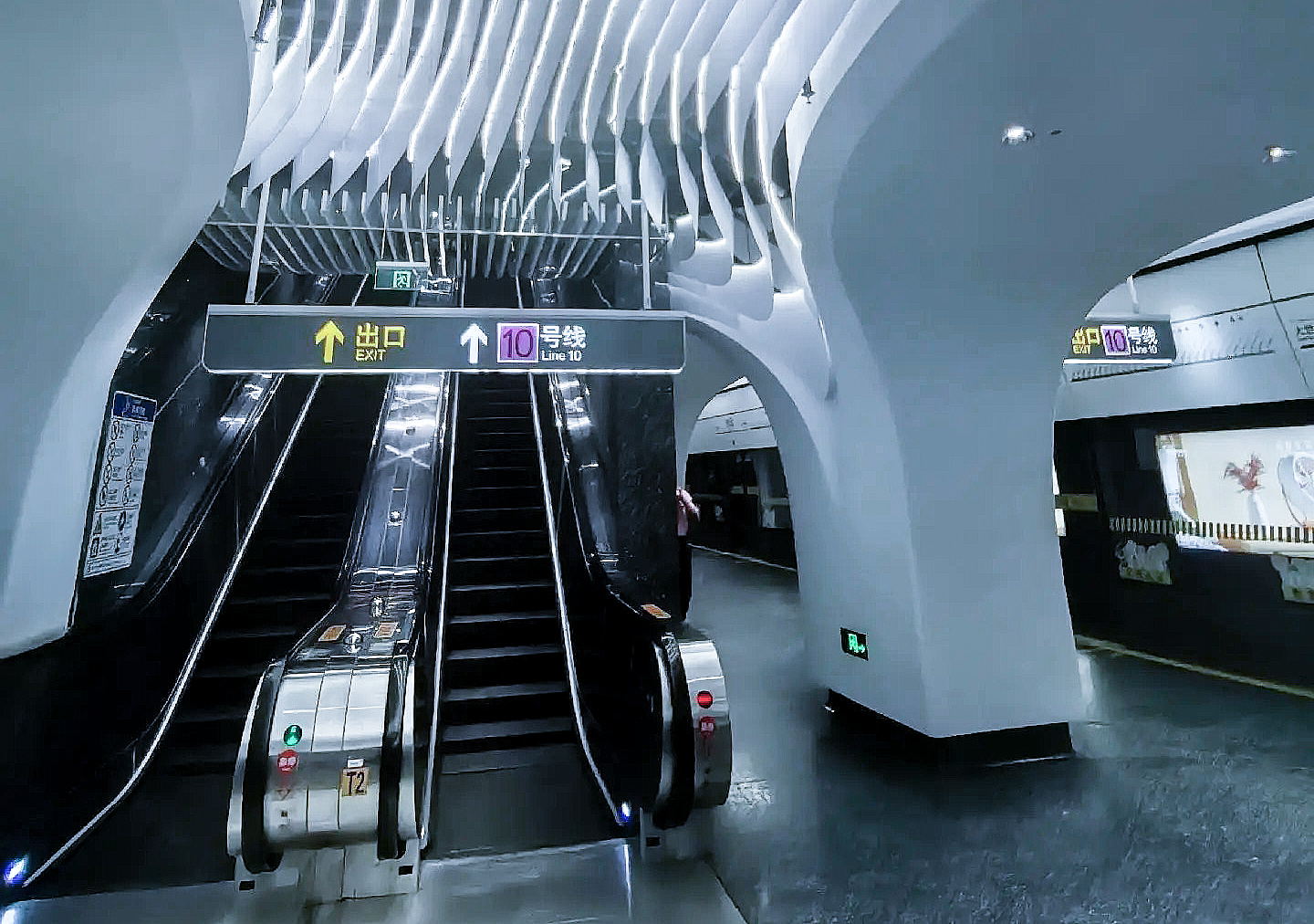 출구 에스컬레이터
