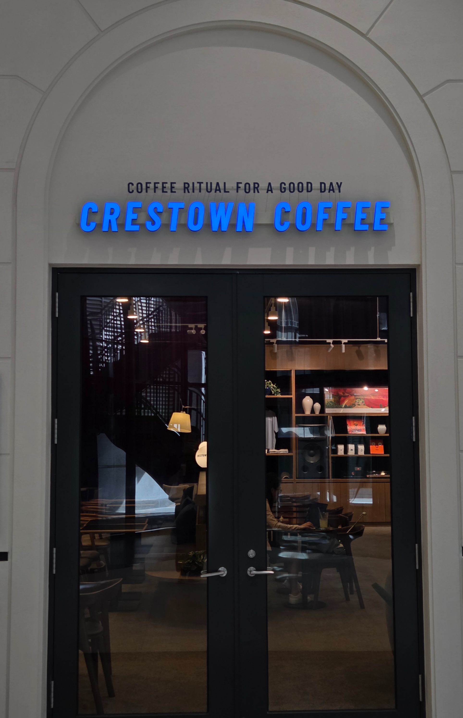 입구 간판 – 블루 네온으로 포인트를 준 ‘CRESTOWN COFFEE’ 입구 간판