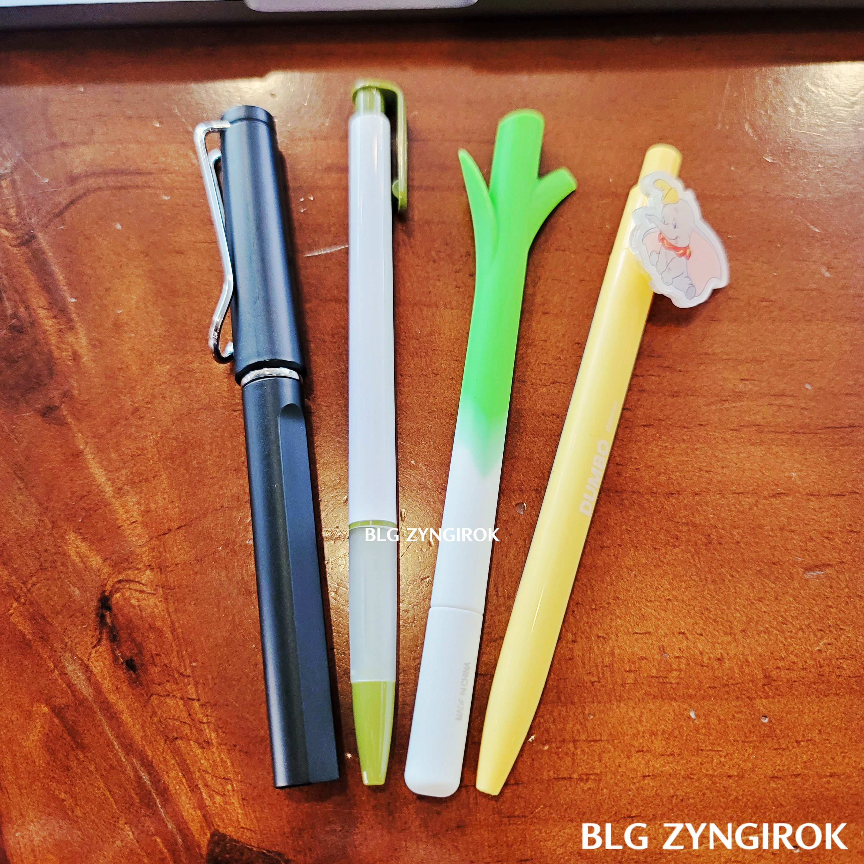 다이소에서 구매한 니들 펜 4개가 테이블 위에 놓여있다.