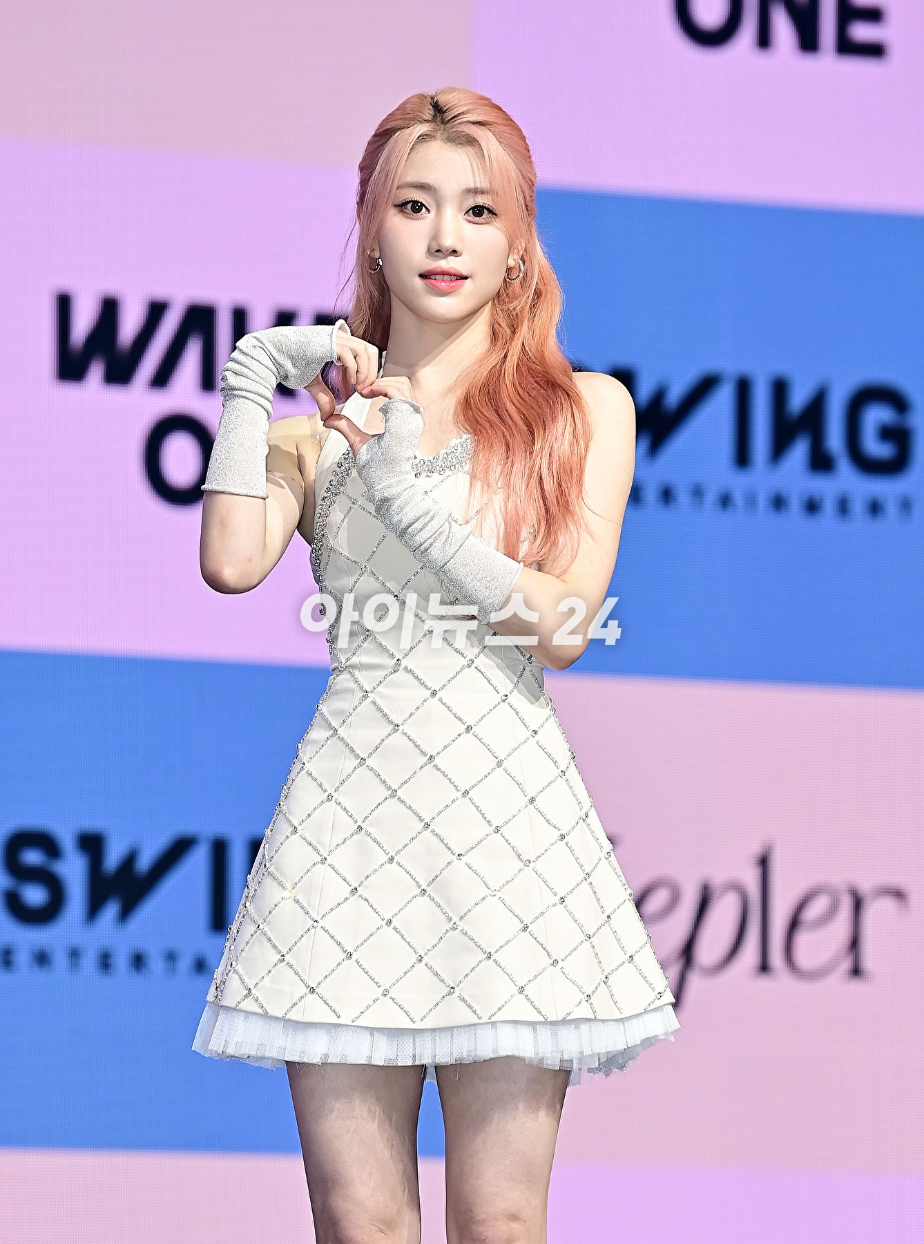 걸그룹 케플러(Kep1er) 샤오팅이 25일 오후 서울 광진구 예스24 라이브홀에서 열린 다섯 번째 미니앨범 'Magic Hour' 쇼케이스에서 포토타임을 갖고 있다. [사진=곽영래 기자]