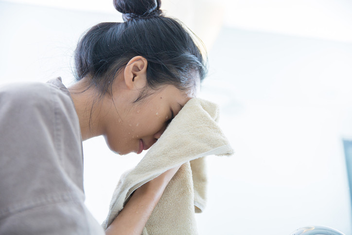 순건으로 얼굴 닦는 사진