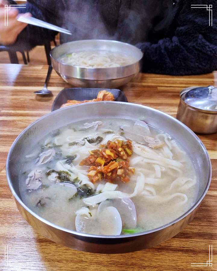 토요일은 밥이좋아 시흥 목감 해물칼국수 맛집 굴 바지락 오만둥이 육수 3대장 칼국수 수제비 칼제비 현지인 추천 토밥 좋아 방송정보