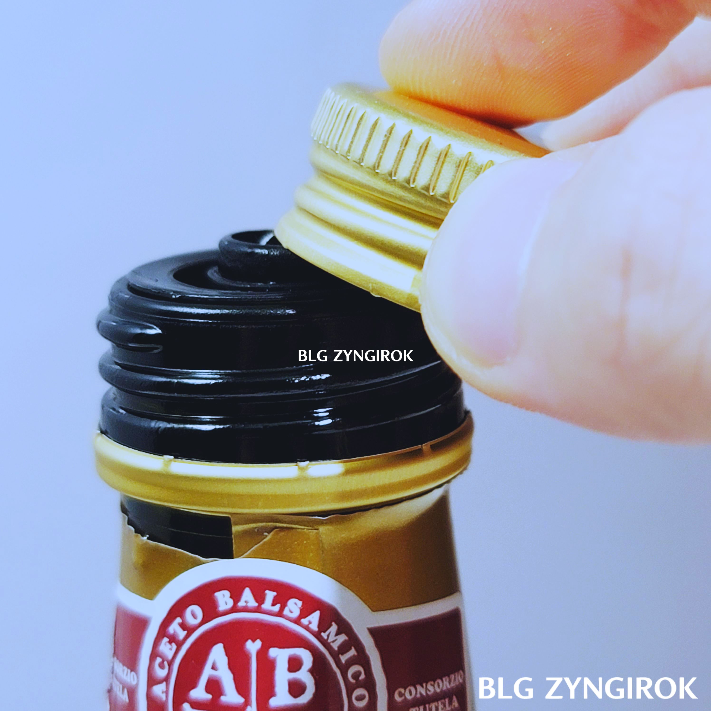 발사믹-식초-주둥이를-뚜껑으로-꾹-눌러진-모습이다.-주둥이가-병안으로-쏙-들어갔다.