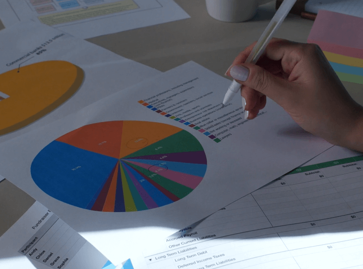 사업 구상을 위한 다양한 서류를 검토