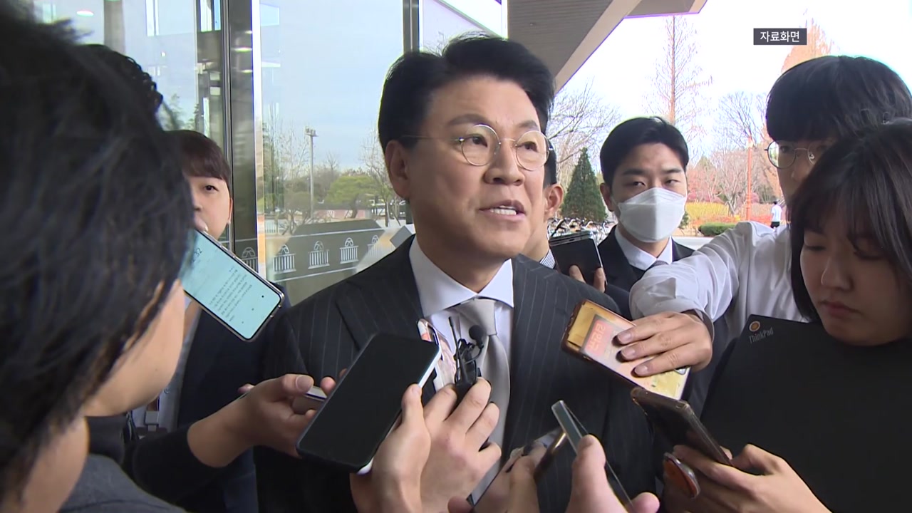 경찰 관계자는 어젯밤(31일) 11시 40분쯤 서울 강동에 있는 한 오피스텔에서 장 전 의원이 숨진 채 발견됐다고 밝혔습니다.