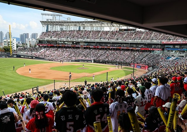 프로야구 42년 만에 1000만 관중 돌파 