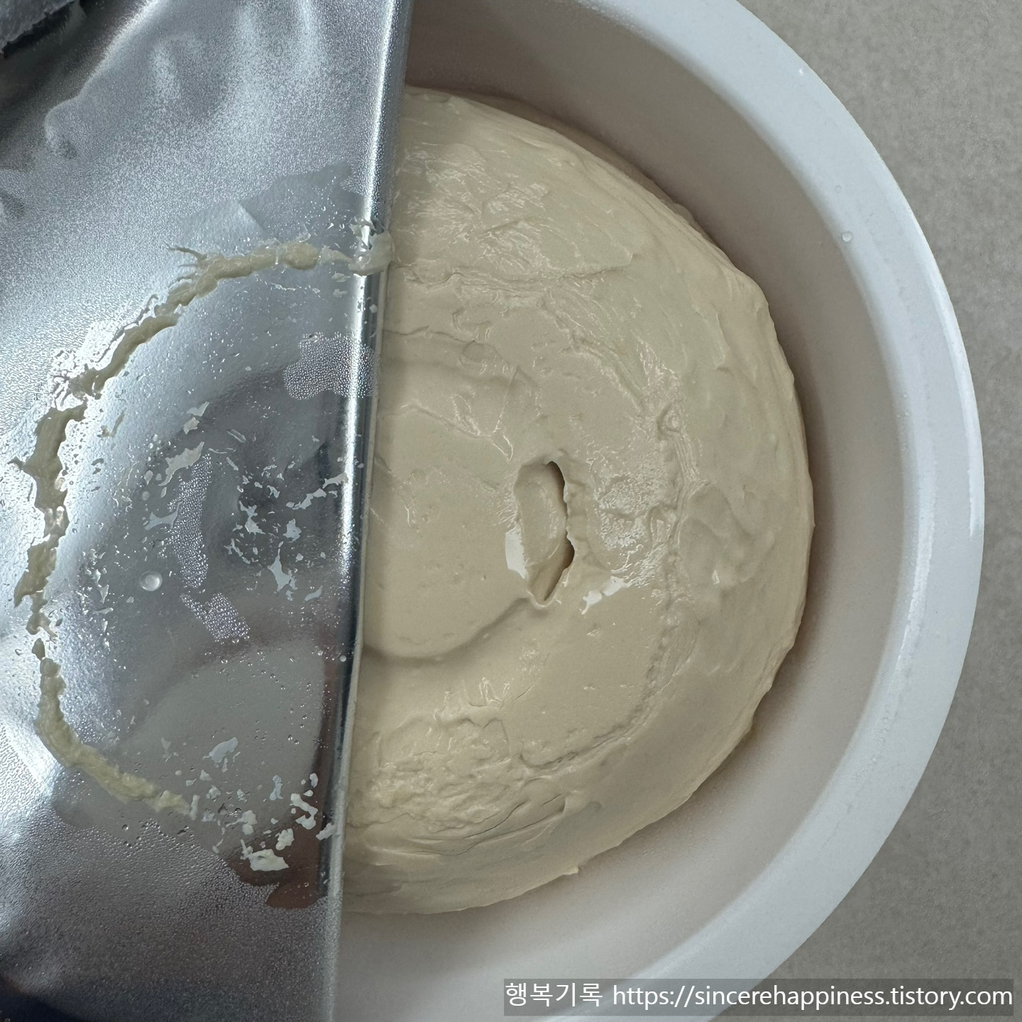 은박 씰링 개봉 후 꽉 찬 꾸덕한 두유그릭요거트 질감