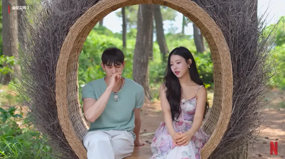 솔로지옥3-
동그란 나무의자 안 흰바지 초록색 반팔티를 입고 나무의자에 앉아있는 최민우와 분홍색 나시 롱원피스를 입고 두손을 모은채 긴머리를 늘어뜨리고 앉아서 말하는 유시은