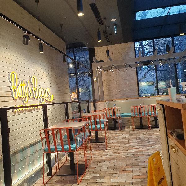 시드니 도심(CBD) 속 하루: 패디스 마켓, 피라마 파크 바비큐, QVB_QVB_Betty's Burgers_매장 내부