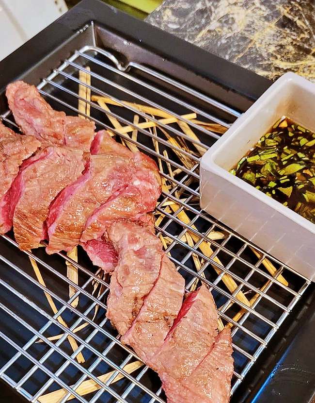 볏짚 훈연 흑소 통뼈 소갈비 숯불구이 이유있는 맛쓰리 우대갈비 안양 범계 맛집 추천