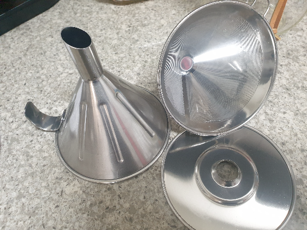 이케아 메탈 드리퍼 구성. 드리퍼, 필터, 받침 3개로 구성