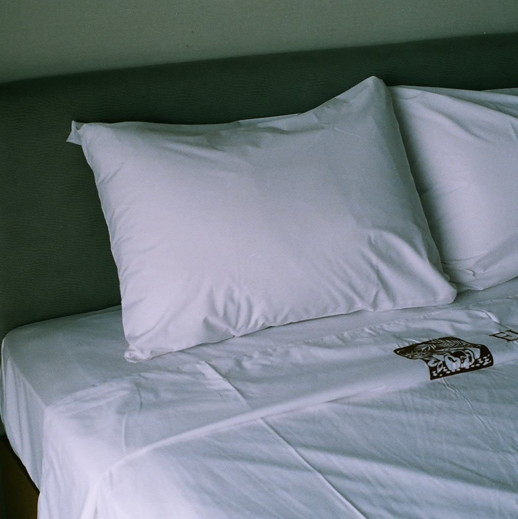 침대 위에 놓여진 배게와 커버