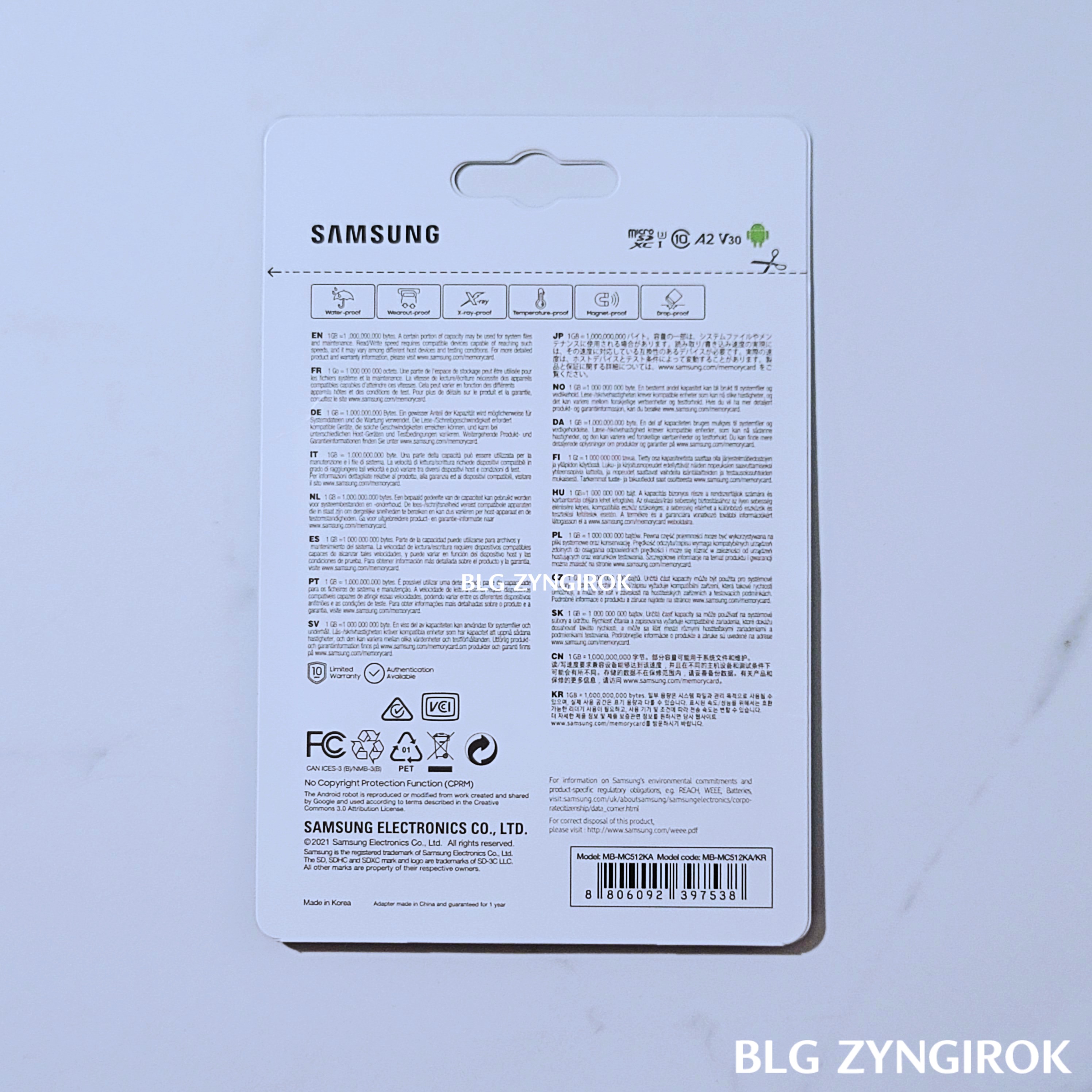 삼성 마이크로sd 카드가 뒤집어져 테이블 위에 놓여있다.