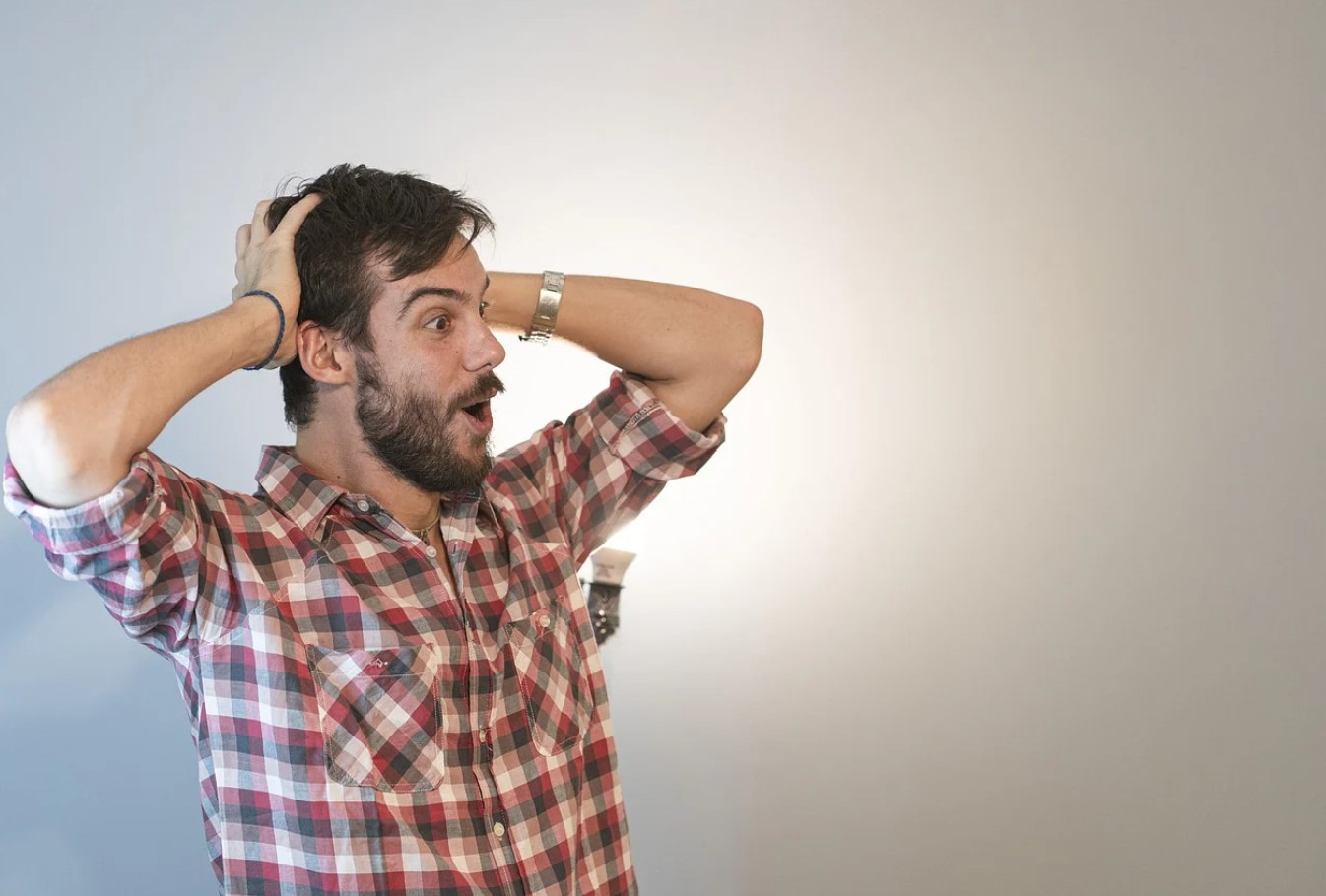 자연스러운 조명효과를 사용한 1인 크리에이터