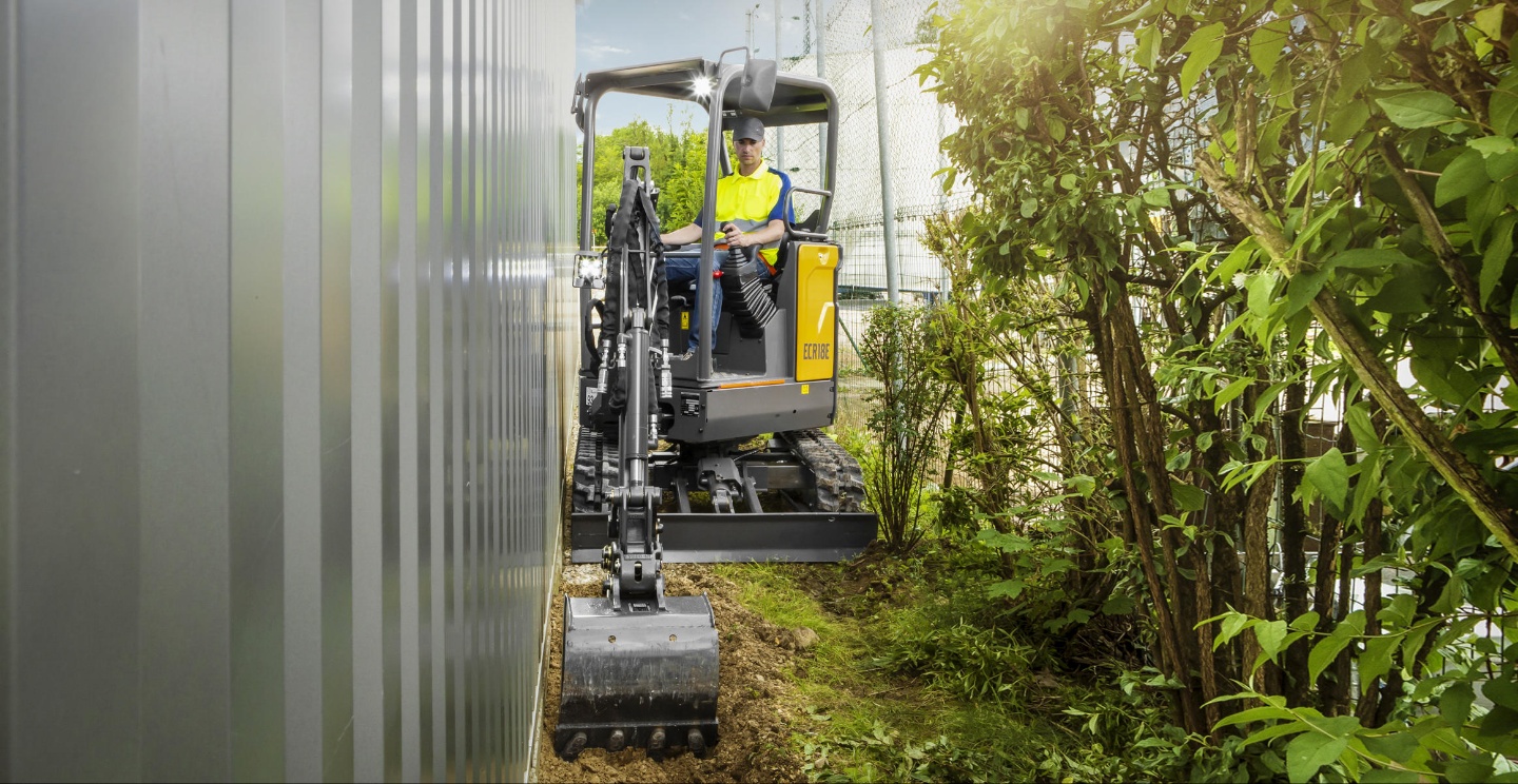 굴삭기로 작업하고 있는 환경의 모습입니다.