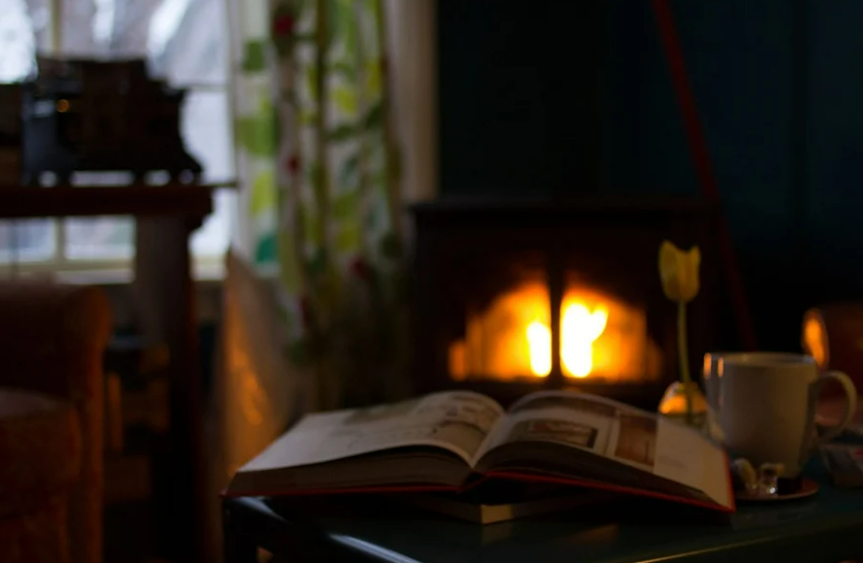 벽난로가-켜져있는-거실