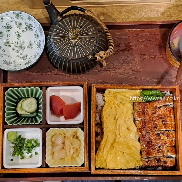 장어 반마리 덮밥 사진이에요.