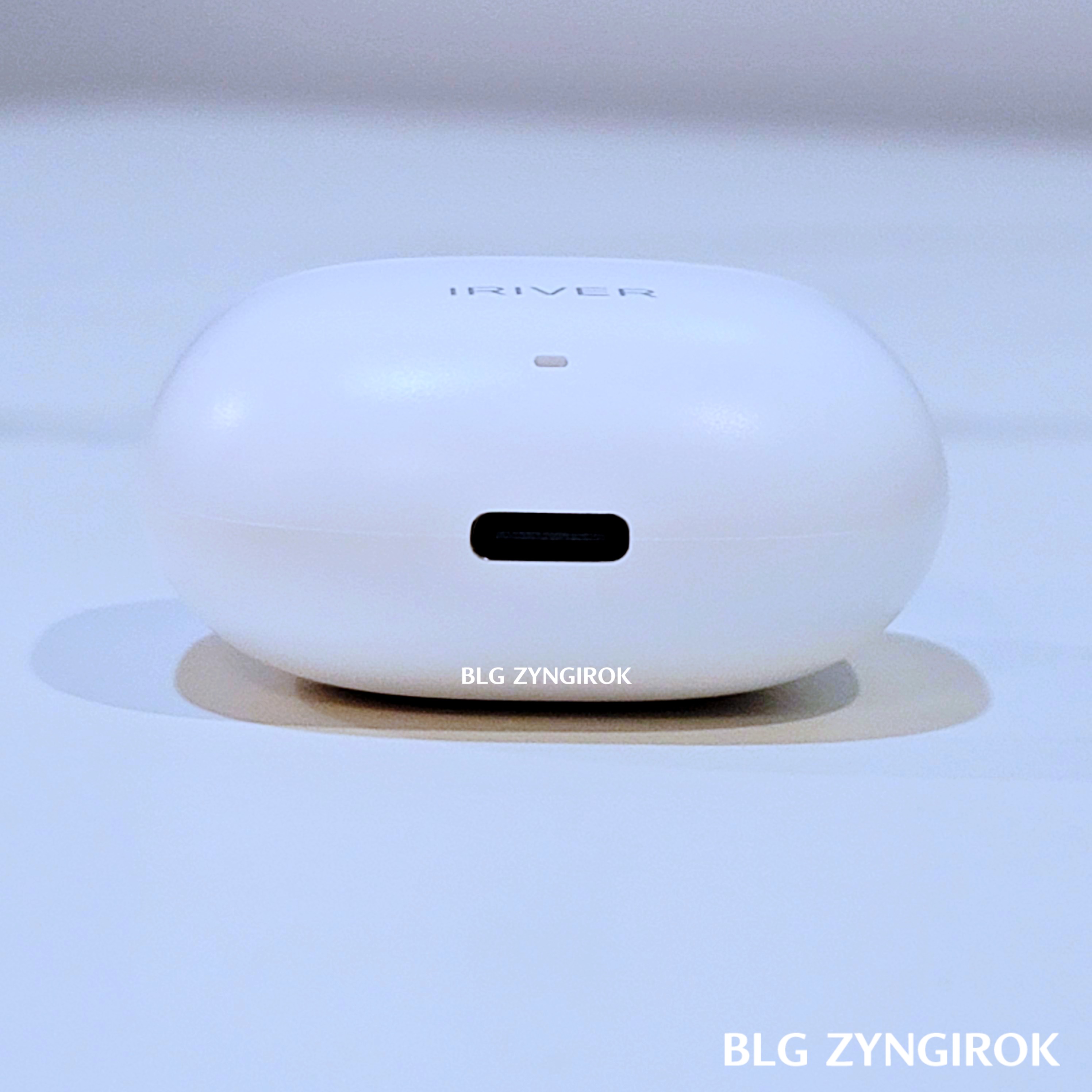 오픈형 이어폰 리뷰 - IRIVER IB-T1 - 충전 케이스 밑면 USB C타입 충전구 모습이다.