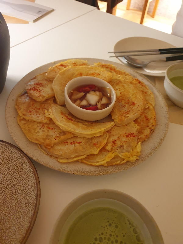 육전처럼 보이는 무우 지짐이. 그 맛은 상상과 달랐다.