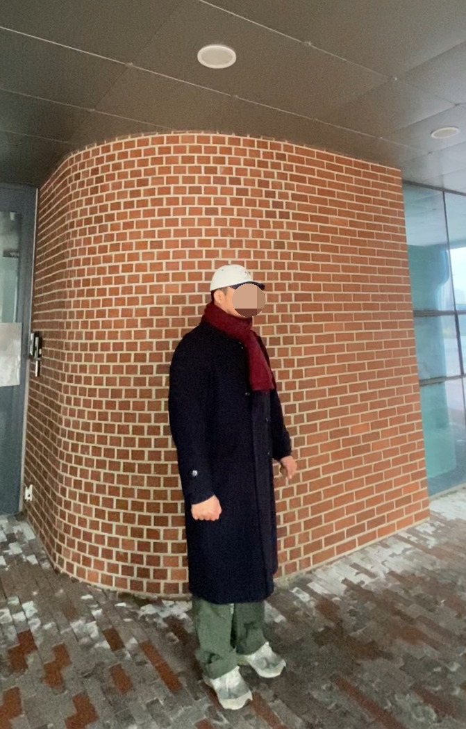 데일리룩('25. 12. 13.)조이스베케이션 투톤 볼캡, 리끌로우 울터치 머플러 목도리, 그레이휴 더블브레스티드 네이비 롱코트, 무신사스탠다드 퍼티그팬츠, 뉴발란스 993 그레이