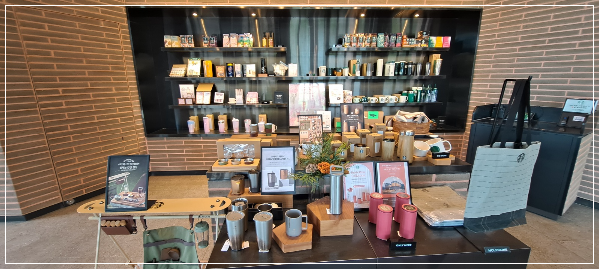 진열대에-놓인-굿즈들