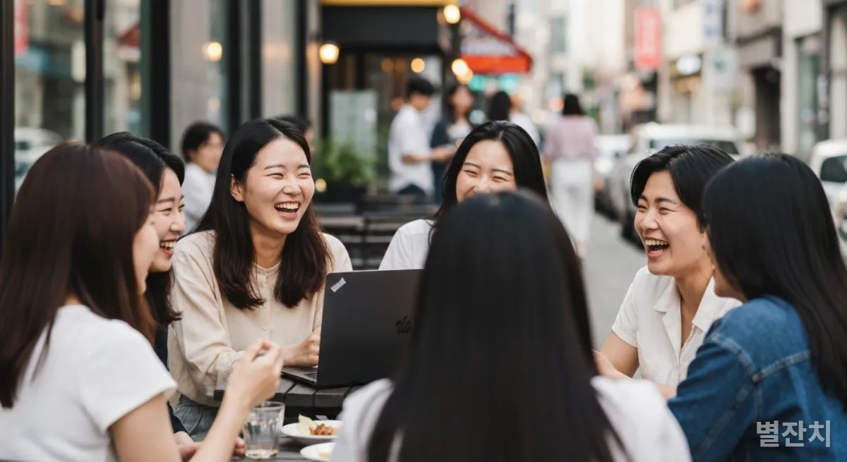 야외 카페에서 대화하며 교류하는 MZ세대 친구들