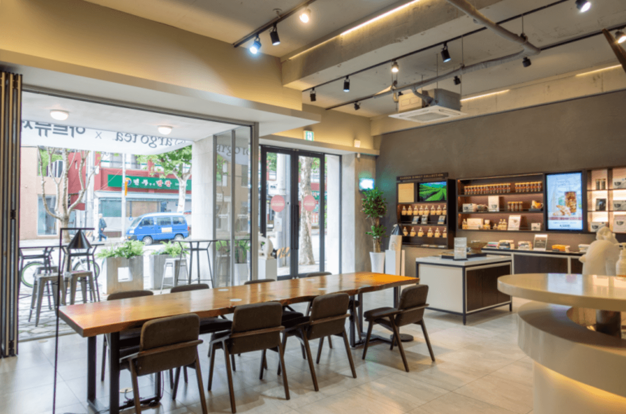 거실 역할을 하는 넓고 오픈된 공간의 카페 사진